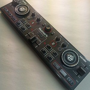 Numark DJ Controller // compact size // DJ2GO 2
